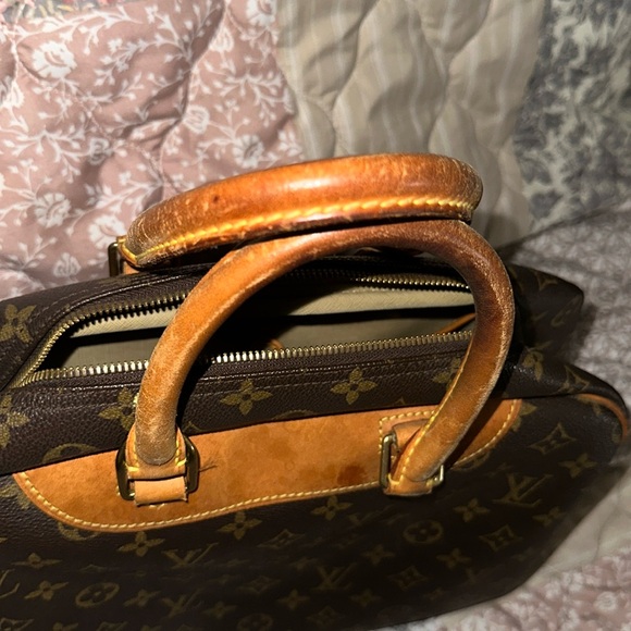 Louis Vuitton Deauville Monogram Canvass Bag - Picture 6 of 11